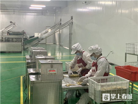 食品生產(chǎn)線(xiàn)是啥樣 昆明市場(chǎng)監(jiān)管部門(mén)帶市民實(shí)地 探廠(chǎng)